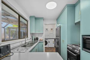Η κουζίνα ή μικρή κουζίνα στο The Shore Guest House Milang