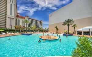 巴拿马城海滩Luxury 3BD 3BA plus Bunks Beach Condo! Ocean Views! Free Beach Chairs & Umbrella Service! by Dolce Vita Getaways PCB的和水中的人在度假村的游泳池