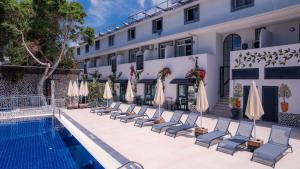 Bazén v ubytování Tonoz Beach Hotel nebo v jeho okolí