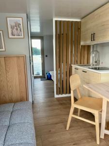Kuchyň nebo kuchyňský kout v ubytování Houseboat La Mare