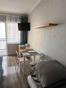 a living room with a table and a bed at Relax in Ostrowo