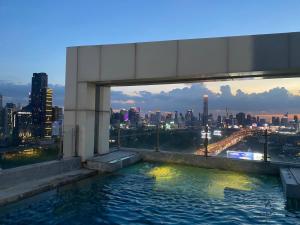 Πισίνα στο ή κοντά στο Stylish Condo wKing Bed and Pool MRT Rama 9 monthly rent
