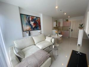 Η κουζίνα ή μικρή κουζίνα στο Stylish Condo wKing Bed and Pool MRT Rama 9 monthly rent