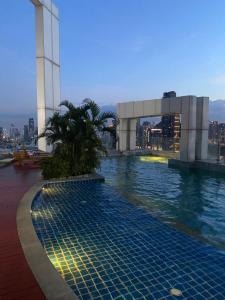 Πισίνα στο ή κοντά στο Stylish Condo wKing Bed and Pool MRT Rama 9 monthly rent