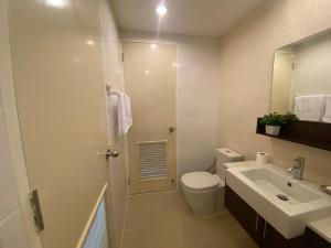 Ένα μπάνιο στο Stylish Condo wKing Bed and Pool MRT Rama 9 monthly rent