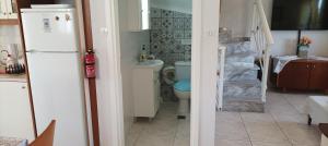 A bathroom at George & Katerina Houses