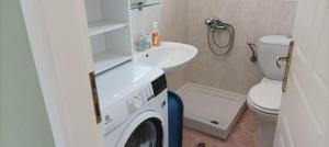 A bathroom at George & Katerina Houses