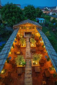 Taman di luar GJUHADOLI HOTEL Restaurant