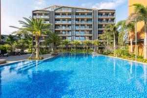 Bazén v ubytovaní Sanya Haitang Bay Muyu Time Seaview Apartment alebo v jeho blízkosti