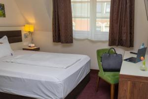 Postel nebo postele na pokoji v ubytování Hotel Nordhausen