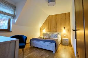 une chambre avec un lit avec une tête de lit en bois dans l'établissement Apartament Kohutówka, à Bukowina Tatrzańska