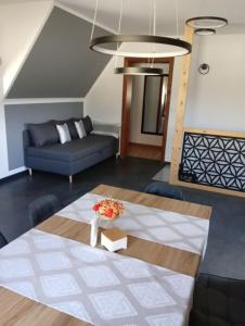 un salon avec un canapé et une table dans l'établissement Apartament Kohutówka, à Bukowina Tatrzańska 1 autre photo