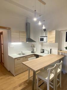 Kuchyňa alebo kuchynka v ubytovaní Apartmány Johanka