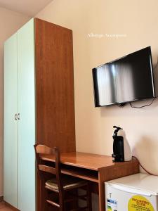 TV a/nebo společenská místnost v ubytování Albergo Acampora + 13 fotografií
