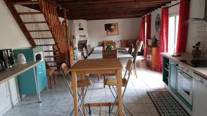 Kuchyň nebo kuchyňský kout v ubytování La Sente des Vignes + 27 fotografií