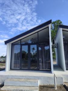 北根Secotek Nenasi Chalet的一座建筑,设有大型玻璃窗