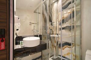 Et badeværelse på Menoir Dorsett Madrid Usera