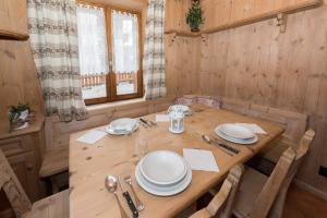 stół jadalny z talerzami i sztućcami w obiekcie Appartamento Baita Cusini Saroch w Livigno