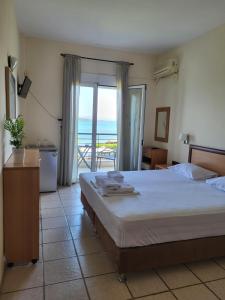 Postel nebo postele na pokoji v ubytování Vourvourou Hotel
