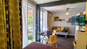 モンペリエにあるStudio Soleil et Verdure - Montpellier Celleneuveのソファとテーブルのあるリビングルーム