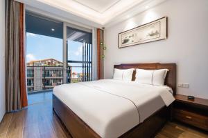 Posteľ alebo postele v izbe v ubytovaní Sanya Haitang Bay Muyu Time Seaview Apartment