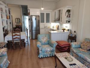 a living room with a couch and a kitchen at Los Laureles A Relaxing Vintage Home in the Heart of Sparta in Sparta