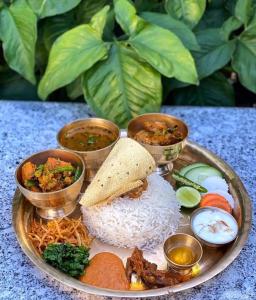 Trisūli BāzārHotel Royal Inn Batar的饭碗饭饭的盘子