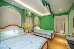 เตียงในห้องที่ Zhangjiajie Han Exotic Inn
