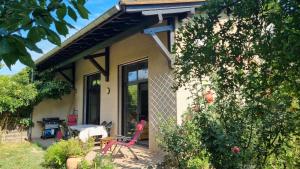 ein Haus mit einem Tisch und Stühlen im Hof in der Unterkunft Villa El Còrrec in Laroque-des-Albères