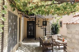um pátio com uma mesa e cadeiras e uma porta preta em Zoi apartment em Kotor