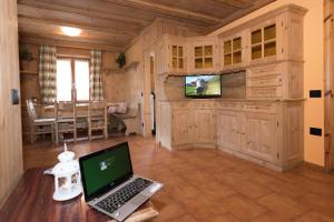 laptopa siedzącego na stole w pokoju w obiekcie Appartamento Baita Cusini Saroch w Livigno