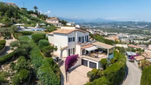 una vista aérea de una casa en una colina en Riviera Villa, en Mandelieu-la-Napoule