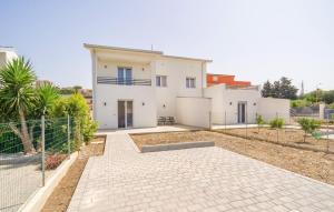 a white house with a fence in front of it at Da Za Dichina in Realmonte