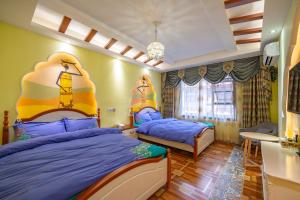 Postel nebo postele na pokoji v ubytování Zhangjiajie Han Exotic Inn