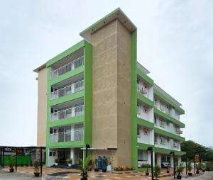 un edificio de apartamentos alto, verde y blanco en Olive Residence, Near Lakeshore Hospital, en Kochi