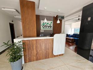 vestíbulo de una oficina con mostrador de recepción en Olive Residence, Near Lakeshore Hospital, en Kochi
