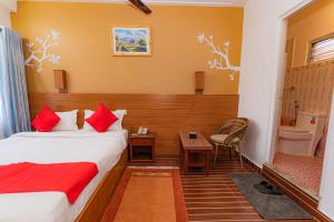 una camera d'albergo con due letti e un bagno di Basundhara Resort Pokhara a Pokhara