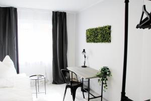 ein weißes Wohnzimmer mit Tisch und Stühlen in der Unterkunft SH Team Lodges 4 Apartments für max 19 Personen l Monteure l Messe l Business in Duisburg