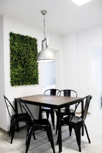 einem Esstisch mit Stühlen und einer Hängeleuchte in der Unterkunft SH Team Lodges 4 Apartments für max 19 Personen l Monteure l Messe l Business in Duisburg