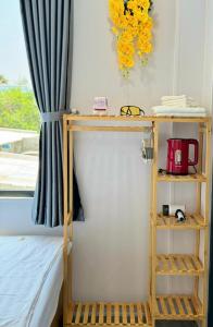 una camera con un letto e un tavolo con una mensola di Villa Biển Đêm - Đảo Phú Quý a Cu Lao Thu