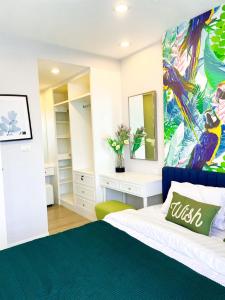 バンバンセーンにあるExclusive condo & Seaviewのベッドと壁に絵が飾られた寝室