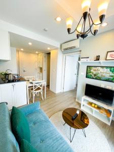バンバンセーンにあるExclusive condo & Seaviewの青いソファとテーブルのあるリビングルーム