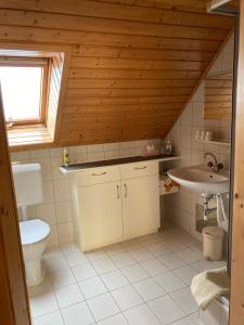 łazienka z toaletą i umywalką w obiekcie Ferienwohnung Steinwender w mieście Döbriach
