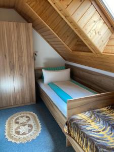 Łóżko lub łóżka w pokoju w obiekcie Ferienwohnung Steinwender