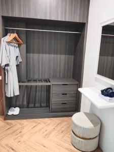 une salle de bain avec un placard avec un lavabo et un tabouret dans l'établissement โรงแรม ดิ โอวาเล่ย์ [The O Valley Boutique Hotel], à Ban Tha Phala Nua