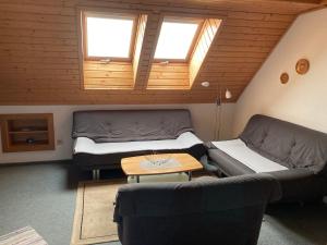 salon z dwiema kanapami i stołem w obiekcie Ferienwohnung Steinwender w mieście Döbriach