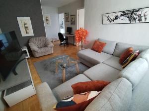 サロにあるSpacious apartment near the center of Saloのソファとテーブルのあるリビングルーム
