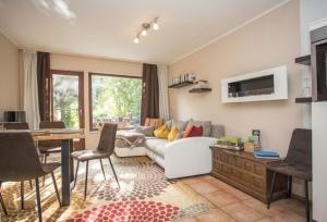 a living room with a couch and a table at Ferienhäuschen in Hildfeld in Winterberg