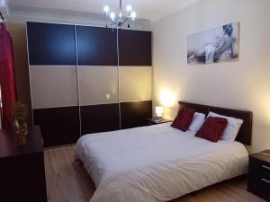 A bed or beds in a room at Serene Haven Apartment with Three spacious bedrooms