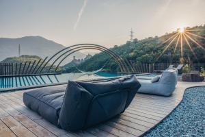 阿皮亚诺苏拉斯特拉达Hotel Sigmundskron的游泳池畔甲板上的沙发